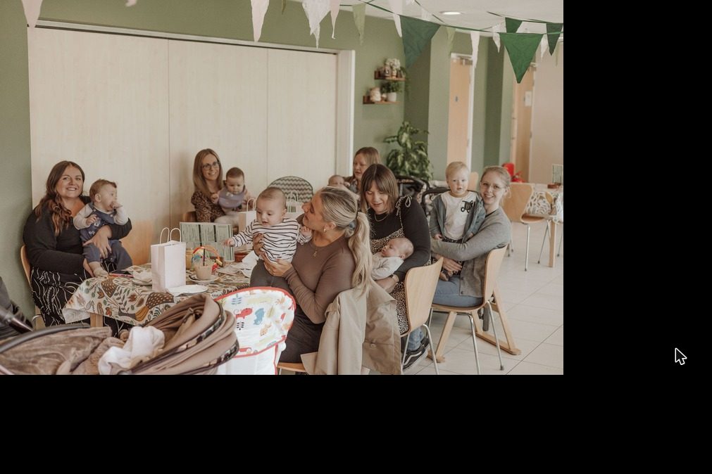 A Mamma Social Co meet-up: mothers and babies around a table